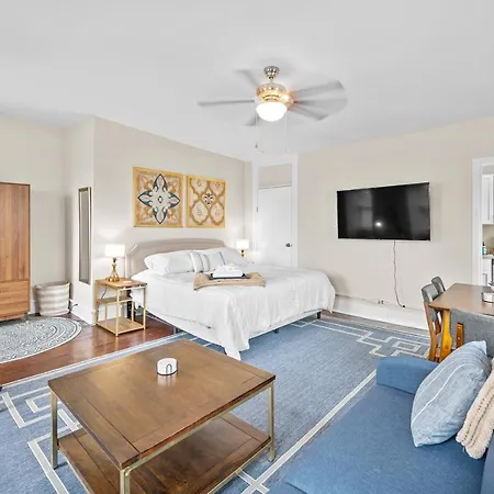 Scenic South Main Apartment With Breathtaking Views For 3 Guests
